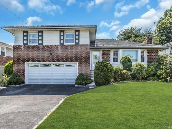 1812 Collins Street, Seaford, NY 11783