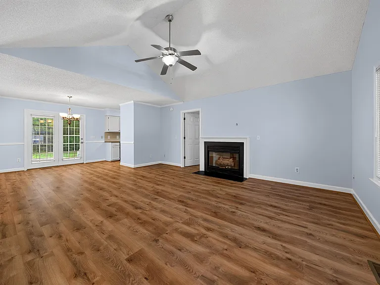 1249 Skyview Dr — Photo 5