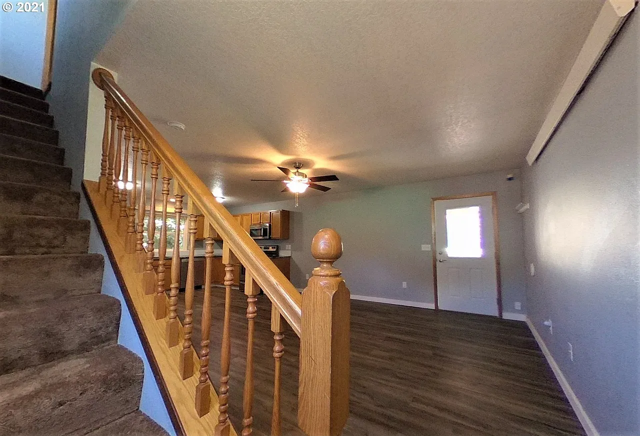 2 bed, 1.5 bath, 995 sqft, $1,895 — Photo 2