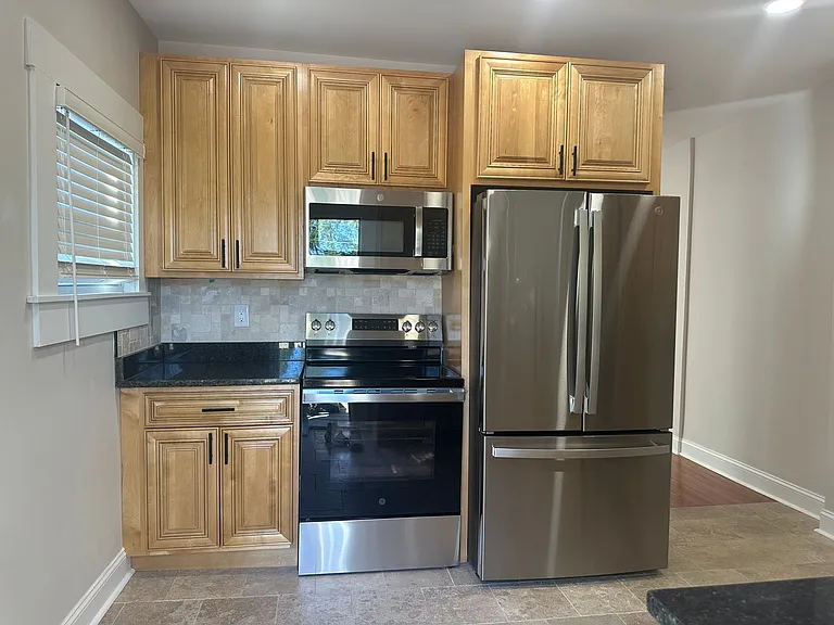 184 E Tompkins St — Photo 11