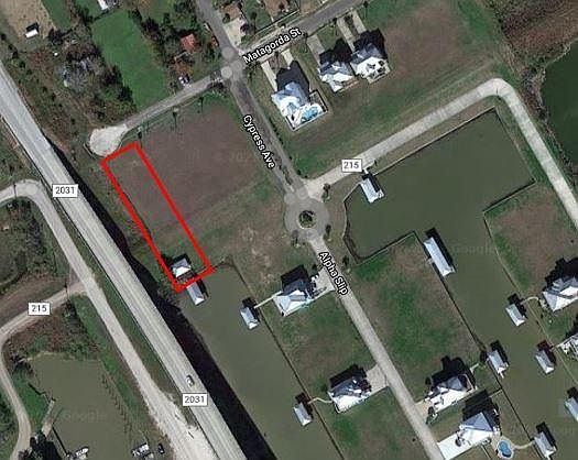 601 Matagorda is located on a cul-de-sac lot in the deed restricted Bay Harbour subdivision.
