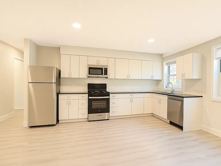 Lexington Apartments — Photo 10