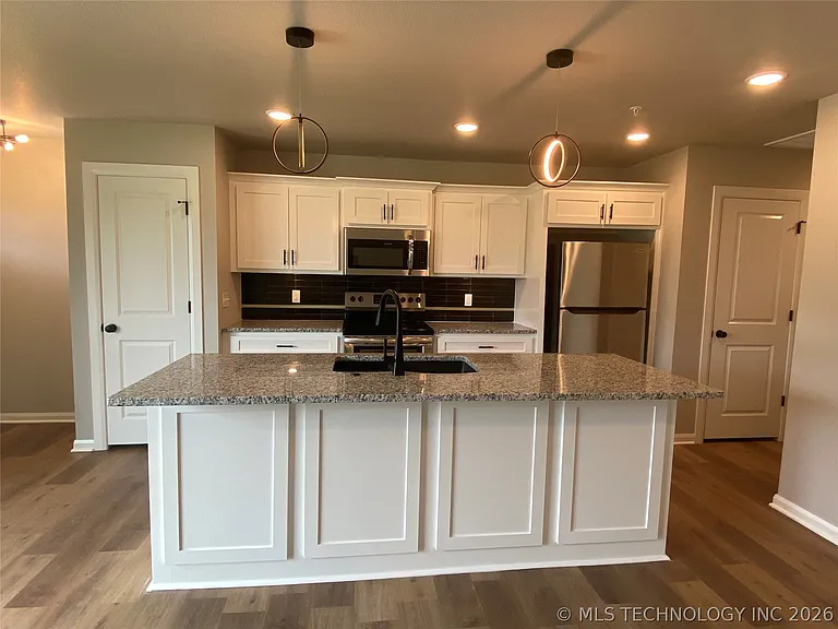 207 E 3rd St N #D — Photo 5