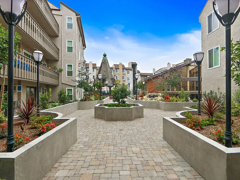 Woodcliff Apartments — Photo 33