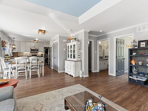5th image of 8 Lakeview Cres