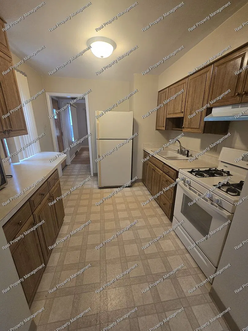 Three Bedroom Cape Cod — Photo 3