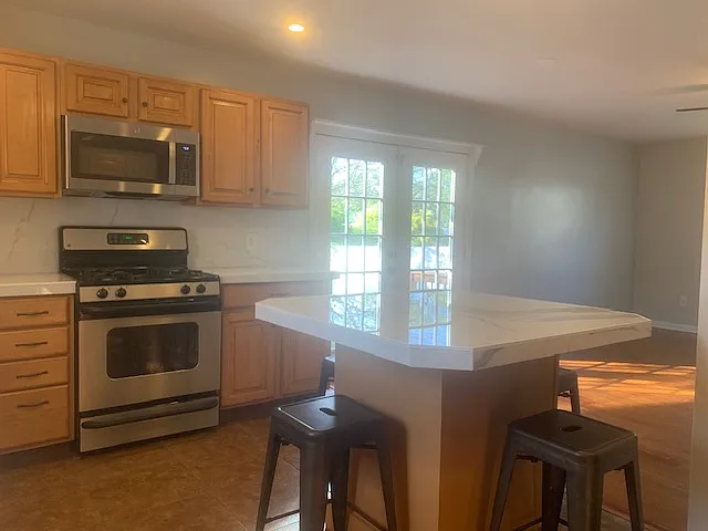 1560 Whittier Ave — Photo 6
