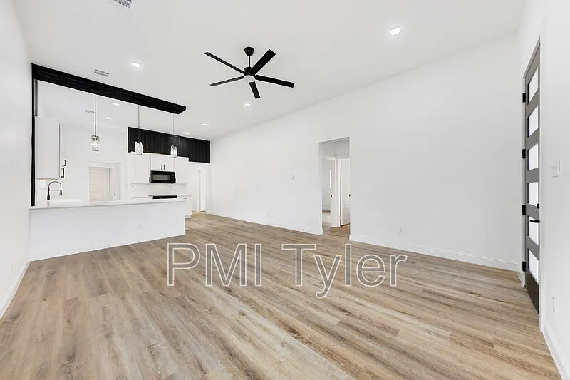 3 bed, 2.0 bath, 1332 sqft, $1,750 — Photo 4