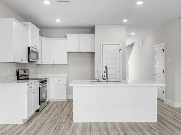 28 Hatten Ct, Mary Esther, FL 32569