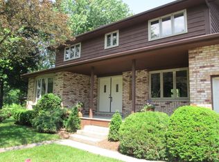 7804 Carriage Dr, Crystal Lake, IL 60012