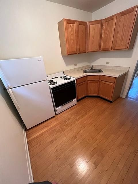 1st image of 4263 W Sunnyside Ave Floor 3