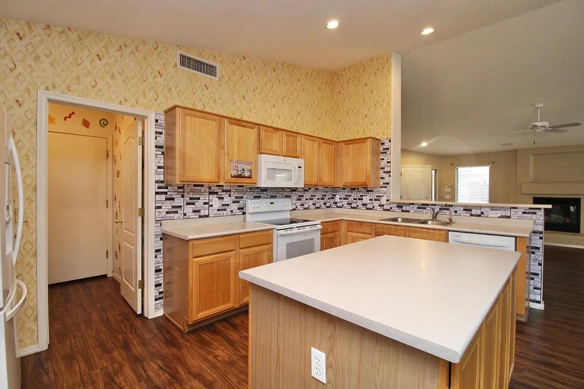 3 bed, 2.0 bath, 1679 sqft, $2,149 — Photo 4