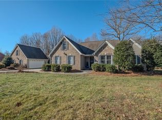 8475 Hunting Ct, Stokesdale, NC 27357