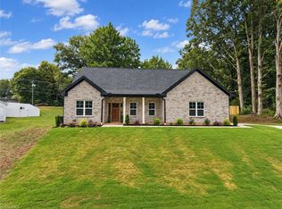 2410 Sedalia Dr, Clemmons, NC 27012