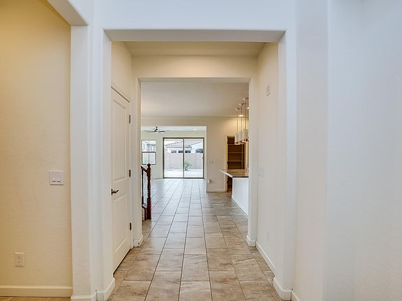 4th image of 919 W Yellowstone Way