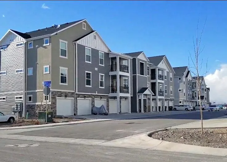74 W Silver Springs Dr — Photo 13