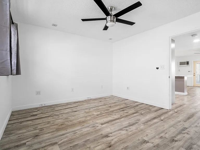 1110 N Riverside Dr #20 — Photo 22