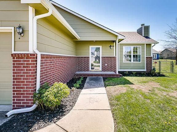 3rd image of 701 Deerfield Cir