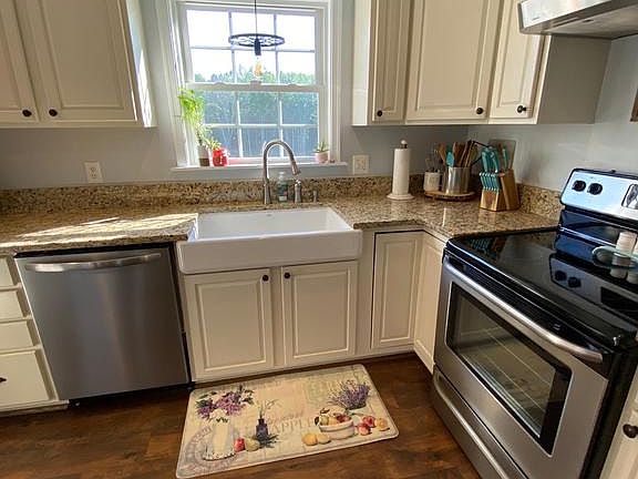 Beautiful Farm Sink & Pergo Flooring