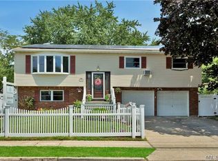 610 N Indiana Ave, Lindenhurst, NY 11757