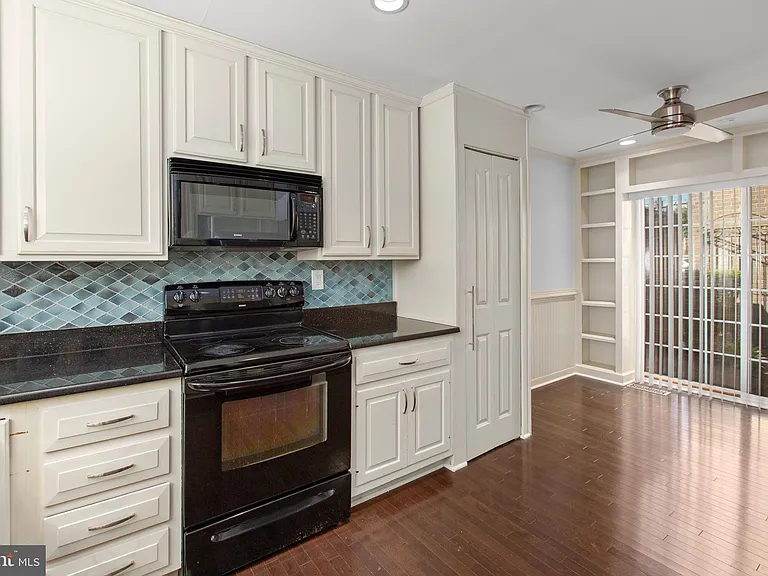 1011 Charles St #C — Photo 13