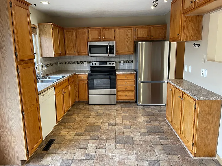 1704 Yorktown St — Photo 8