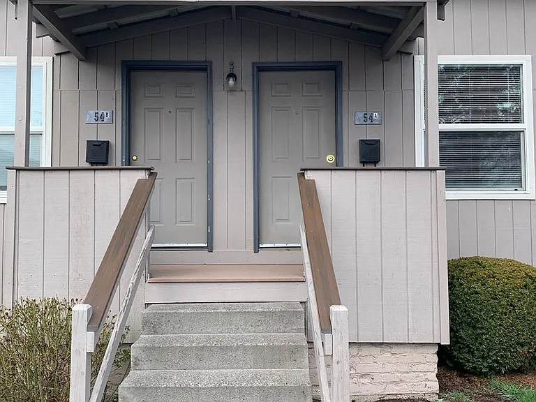 54 NW Lake Pl #A — Photo 2