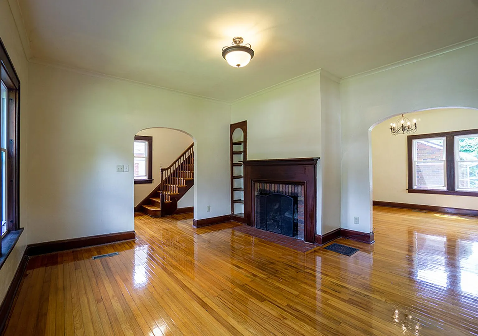 128 Claire - Avail. 8/1/27 - Charming Single Family Home In Residential Area — Photo 3