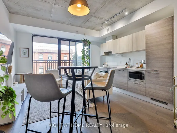 530 Indian Grv #314, Toronto, ON M6P 0B3