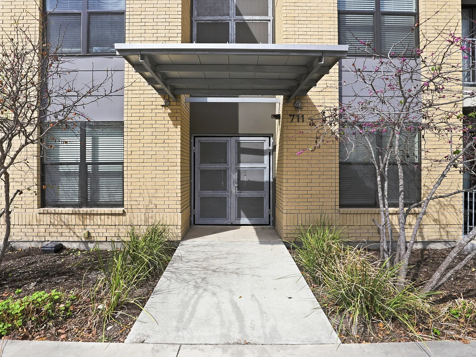 2 bed, 790 sqft, $966 — Photo 2