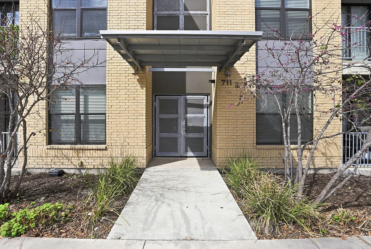 Building Photo - 711 S Frio St #2104
