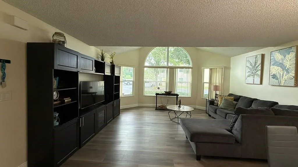 3 bed, 2.0 bath, 1220 sqft, $2,000 — Photo 4