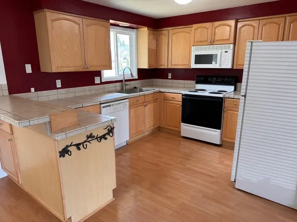 420 NW 10th Ave, Canby, OR 97013