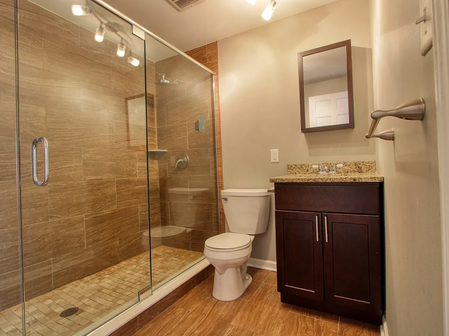 2 bed, 1.5 bath, 1350 sqft, $1,950 — Photo 4