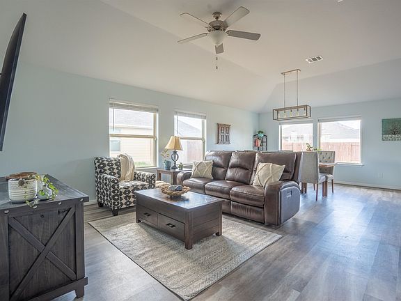 5th image of 207 Balsam Street