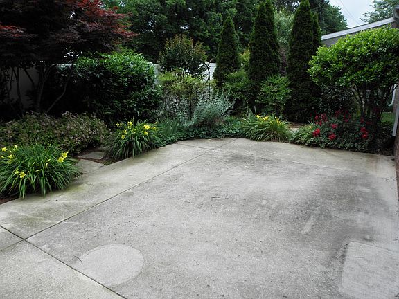 LARGE Patio & Garden