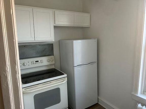 3rd image of 361 E Market St APT 5