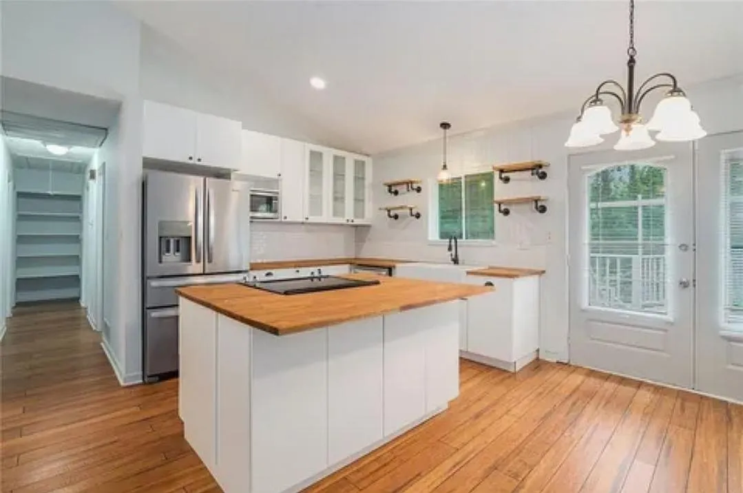 3 bed, 2.0 bath, 1900 sqft, $884 — Photo 4