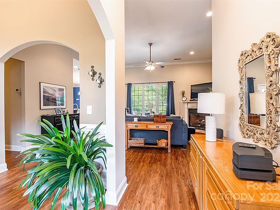 4th image of 277 Hillsborough Ln