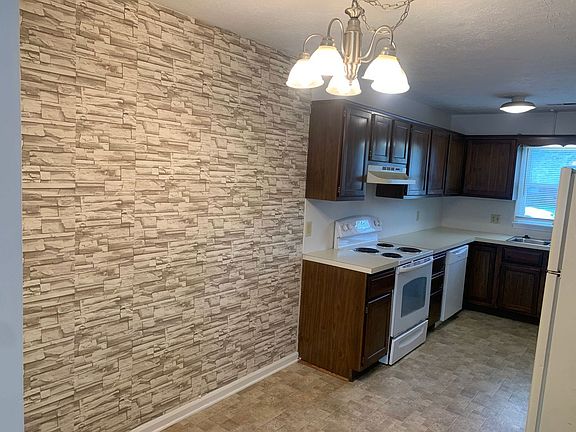 4th image of 882 Vine St