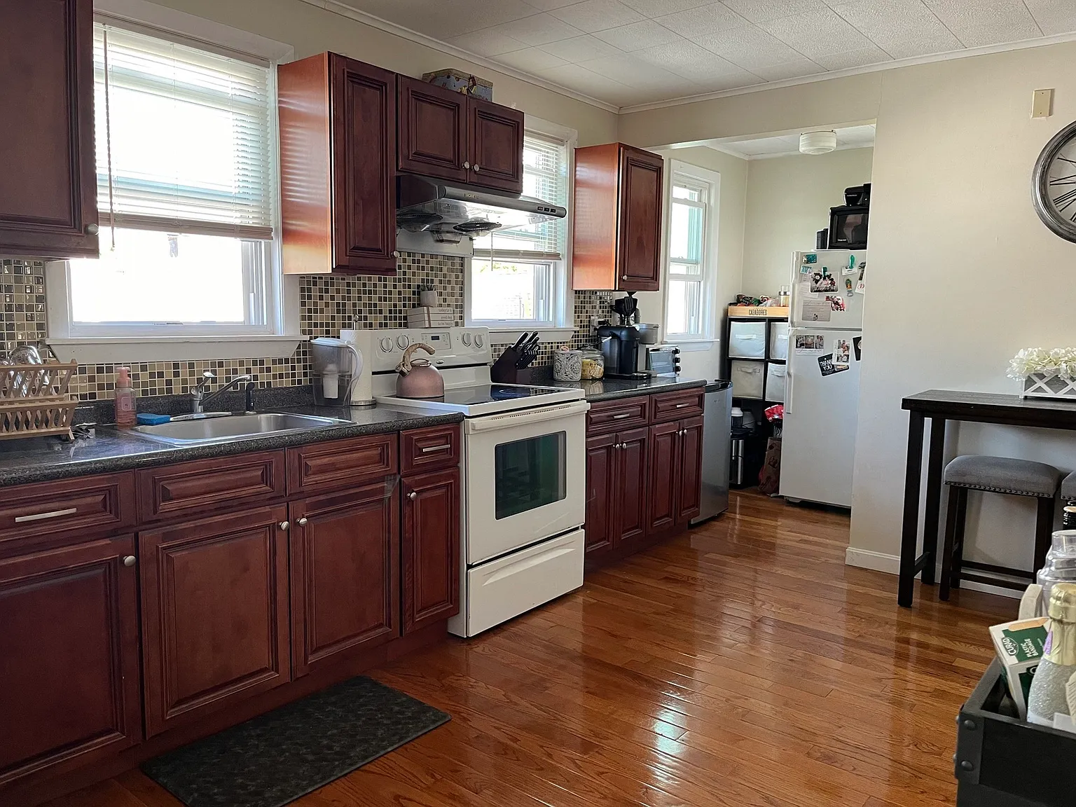 3 bed, 1.0 bath, 1300 sqft, $3,200 — Photo 3