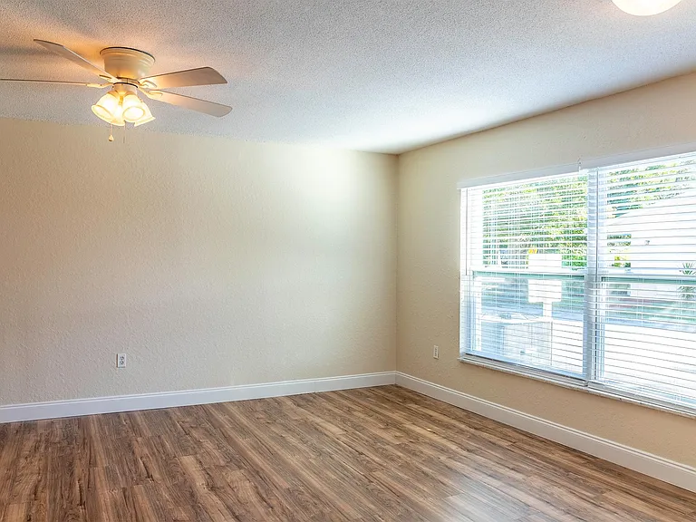 Royal Oak Condominiums — Photo 7