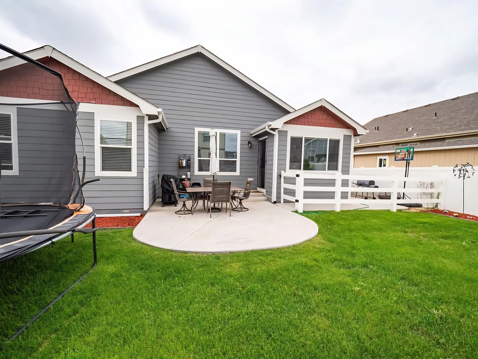 3 bed, 2906 sqft, $2,600 — Photo 2