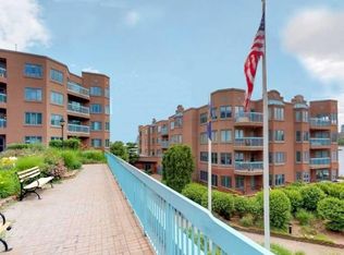 517 Chase Ct, Edgewater, NJ 07020