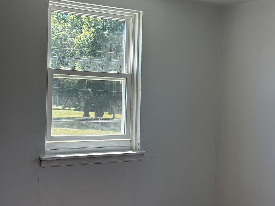 1st image of 638 E Carver St #1