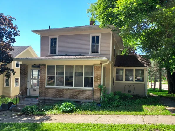 609 Franklin St, Decorah, IA 52101