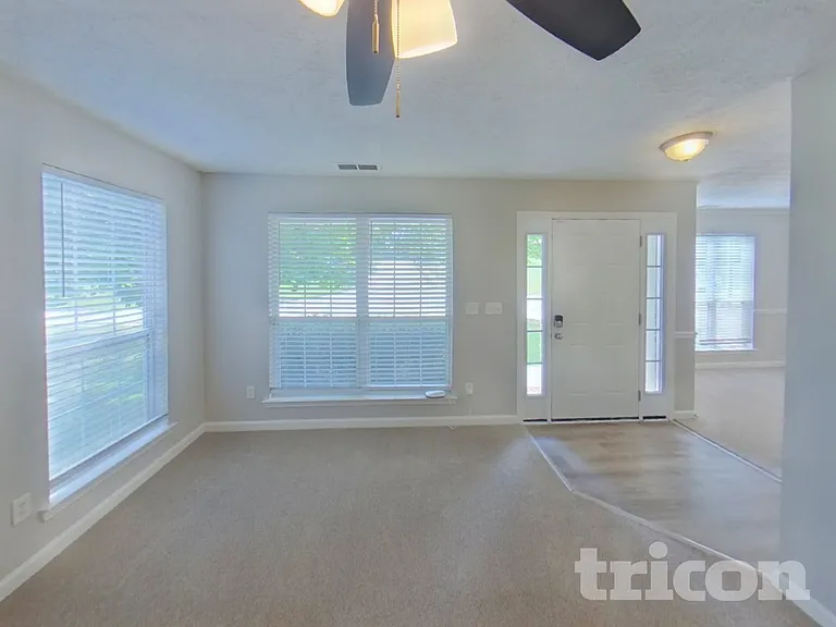 872 Woodside Dr — Photo 2