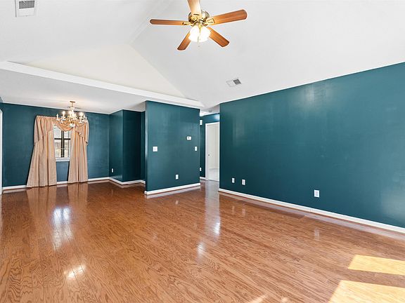 4th image of 1004 Hickory St