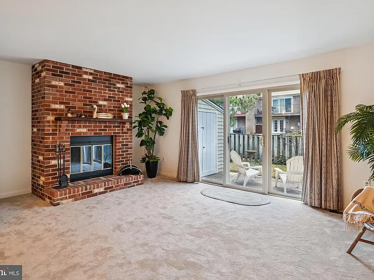 74 Gentry Ct — Photo 2
