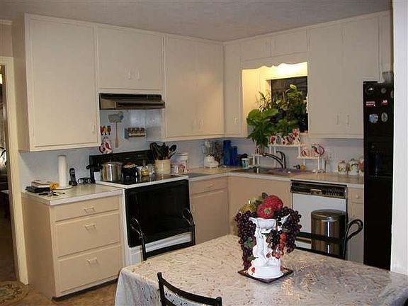 3rd image of 2100 Woodrow Dr